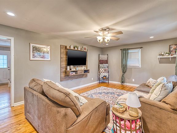 3rd image of 1007 Honeysuckle Ln