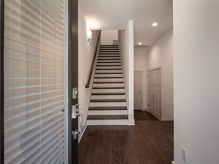 900 Meridian St — Photo 2