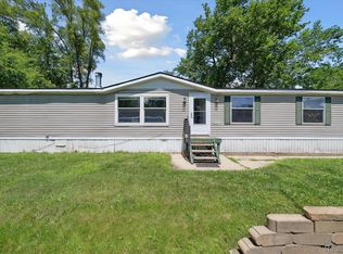 142 Cherry Ln E, Belleville, MI 48111