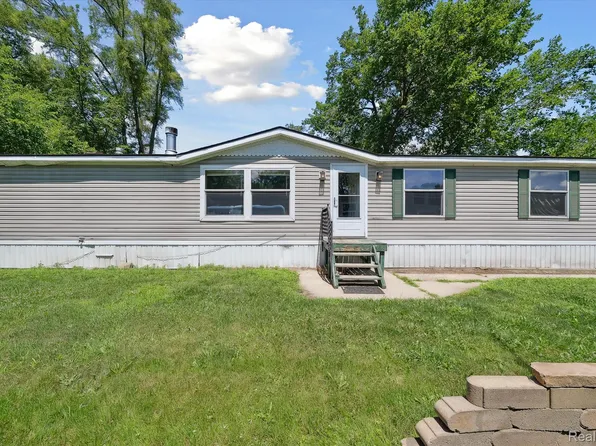 142 Cherry Ln E, Belleville, MI 48111