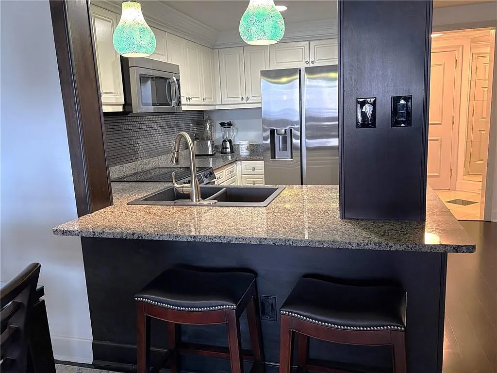 1 bed, 1.0 bath, 988 sqft, $4,000 — Photo 4