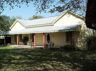 708 N Magnolia St, Rockport, TX 78382