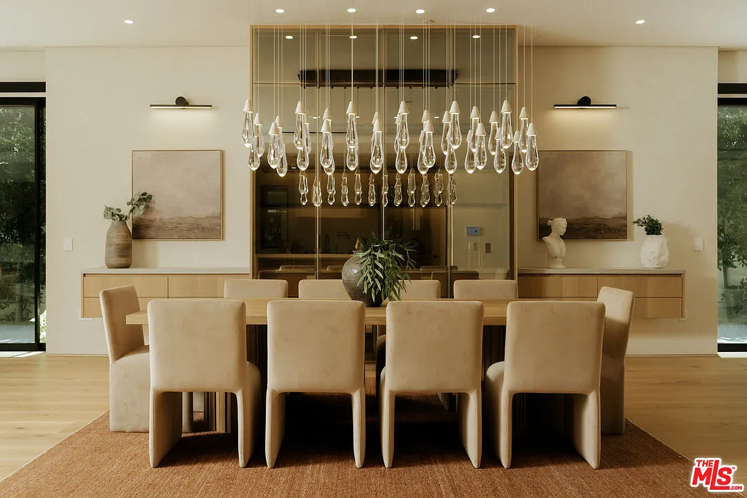 6 bed, 8.0 bath, 8008 sqft, $100,000 — Photo 3