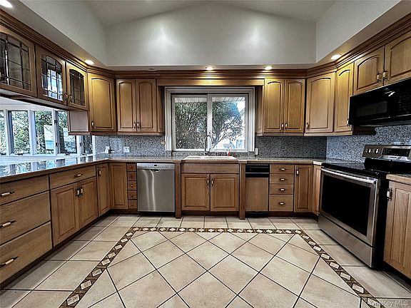 5th image of 1090 Bayhead Dr