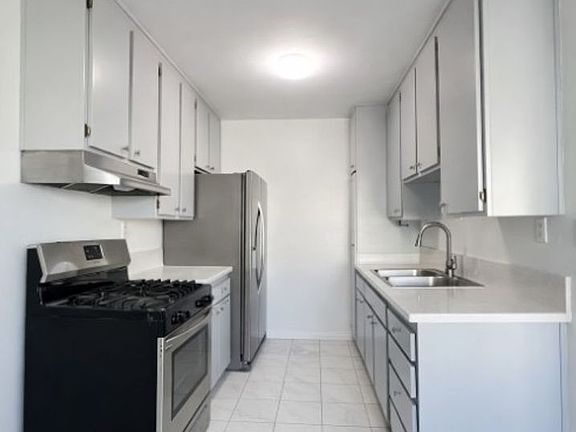 4th image of 14650 Saticoy St #9