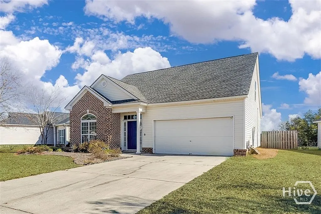 3 bed, 2.5 bath, 2363 sqft, $2,400 — Photo 2