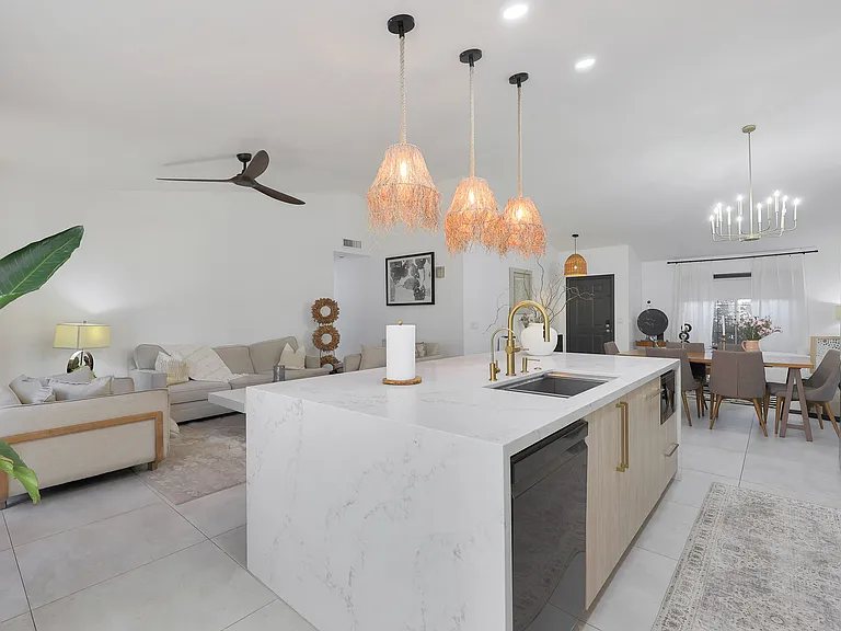 1325 E San Angelo Ave — Photo 5