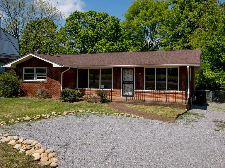 1021 Maynor Ave — Photo 2