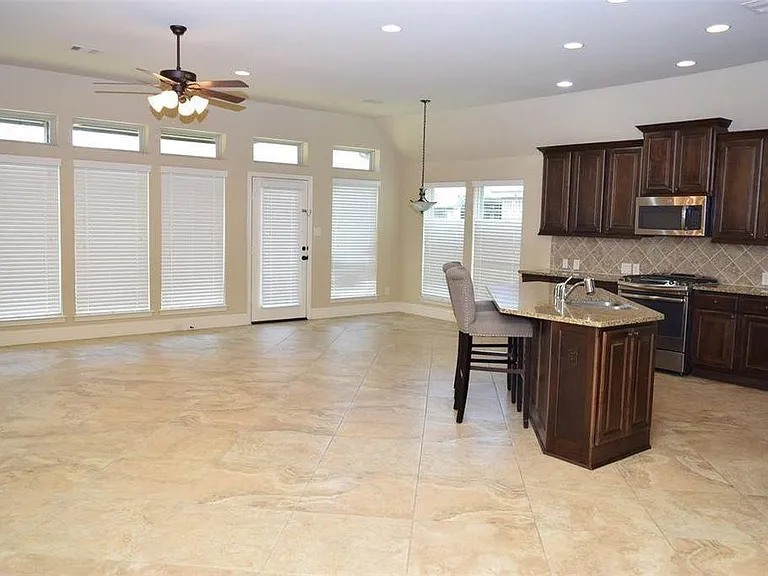2911 Naples Park Ln — Photo 8