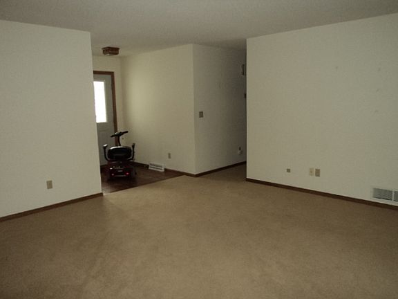 4th image of 1050 W Kinder St
