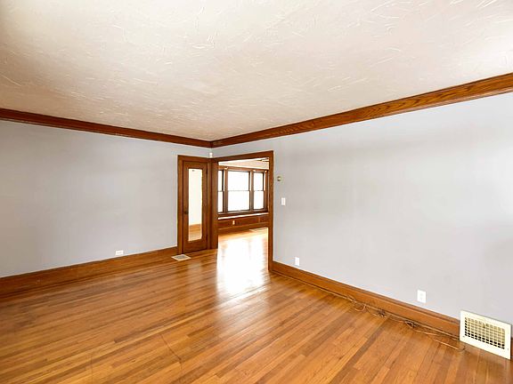 5th image of 10118 Champion Ave