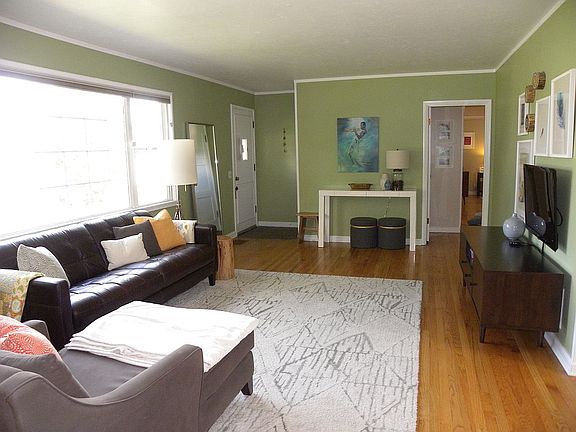 4th image of 1940 Davison Ave