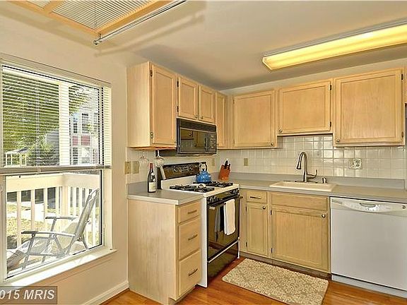EAT-IN KITCHEN