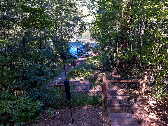 4th image of 407 Mill Creek Dr