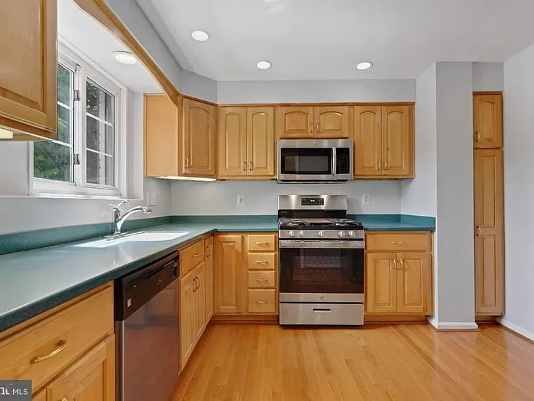 middle floor - kitchen