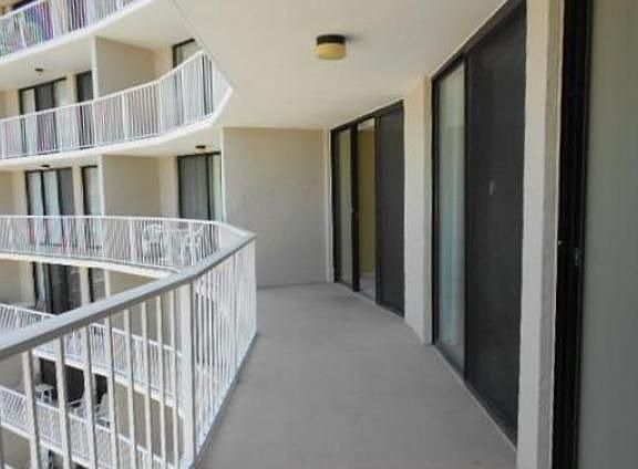 4th image of 380 Seaview Ct APT 1508