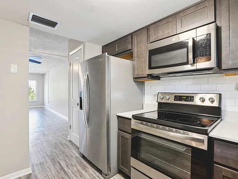 Sand Cove Apartments — Photo 1