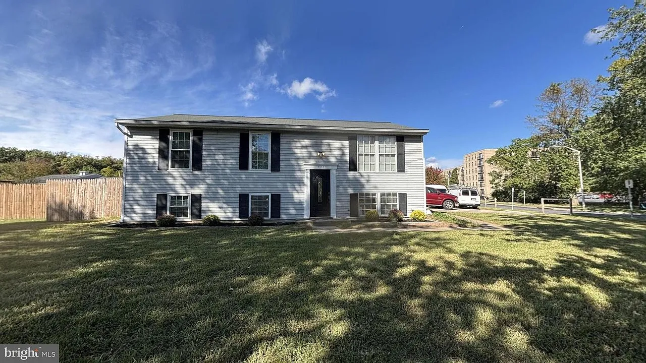 5 bed, 1900 sqft, $755 — Photo 1
