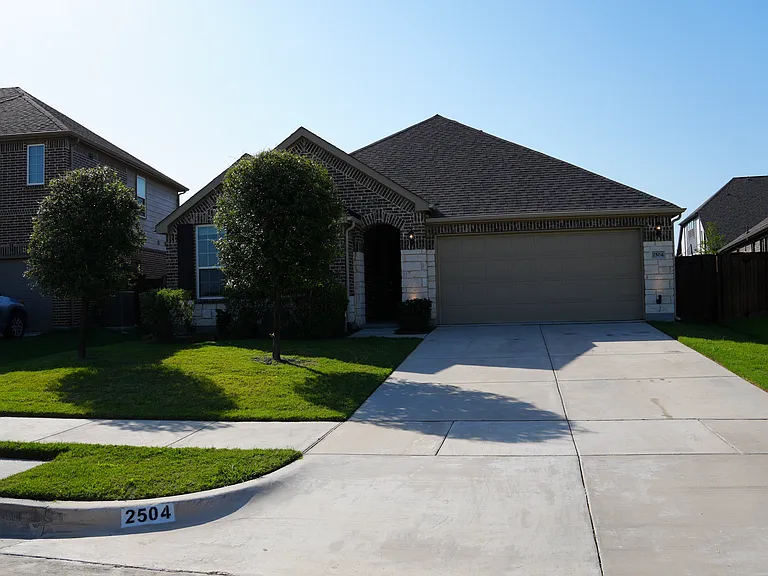 2504 Melrose Dr — Photo 2