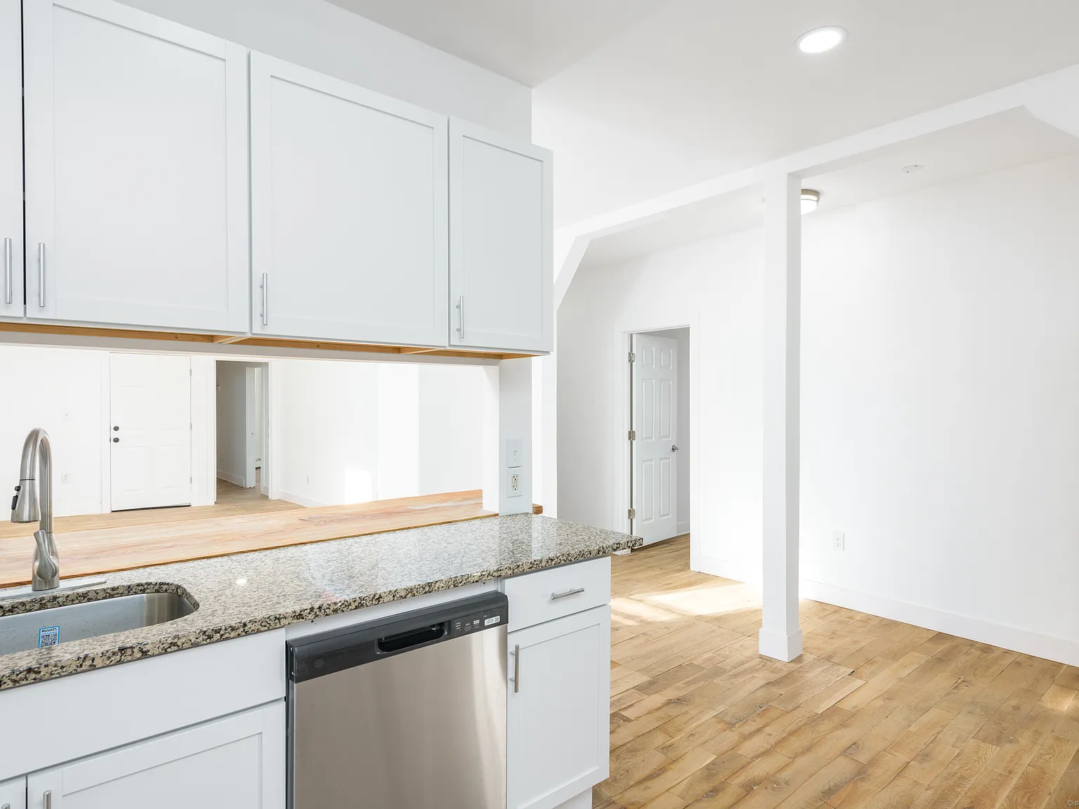 4 bed, 1.0 bath, 1441 sqft, $3,000 — Photo 3
