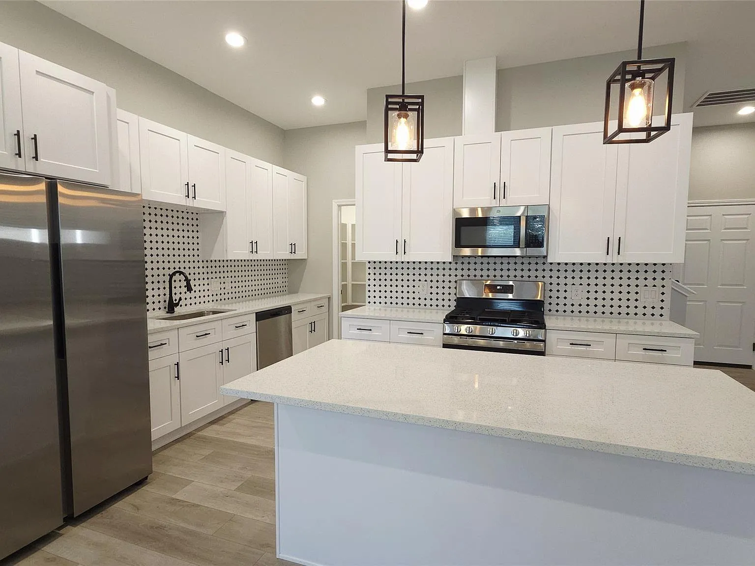 3 bed, 2.5 bath, 2166 sqft, $2,200 — Photo 2