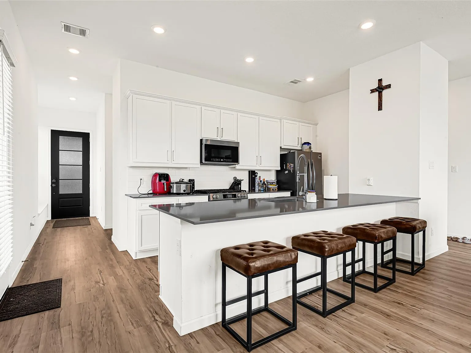 3 bed, 2.5 bath, 1918 sqft, $2,300 — Photo 4