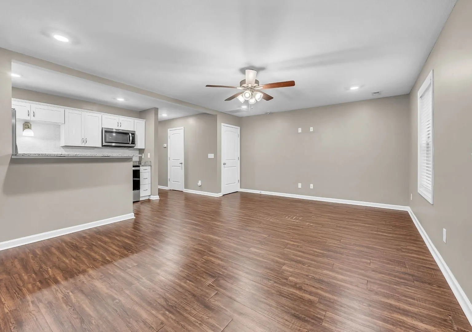 Exit 11 Sango!! Perfect Nashville Commuters! 2 bed/2.5 1 car garage! — Photo 2