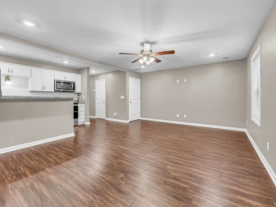 135 Country Ln #203