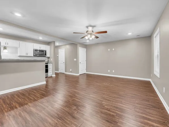 135 Country Ln Unit 203, Clarksville, TN 37043