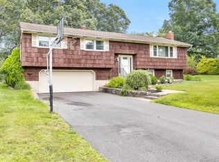 28 Jensen Dr, Middlebury, CT 06762