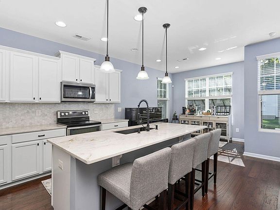 3rd image of 1714 Woodsdale Dr