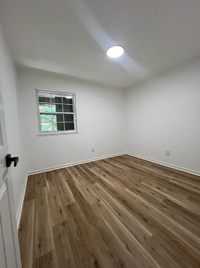 Charming Fully Remodeled 2-Bedroom Apartment Near Downtown in Kavanaugh! — Photo 2