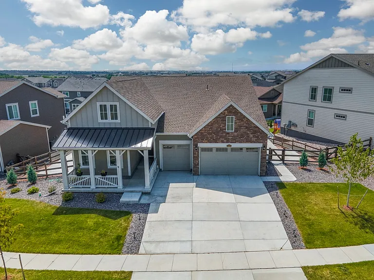 3 CARS GARAGE AND BIG SDRIVEWAY