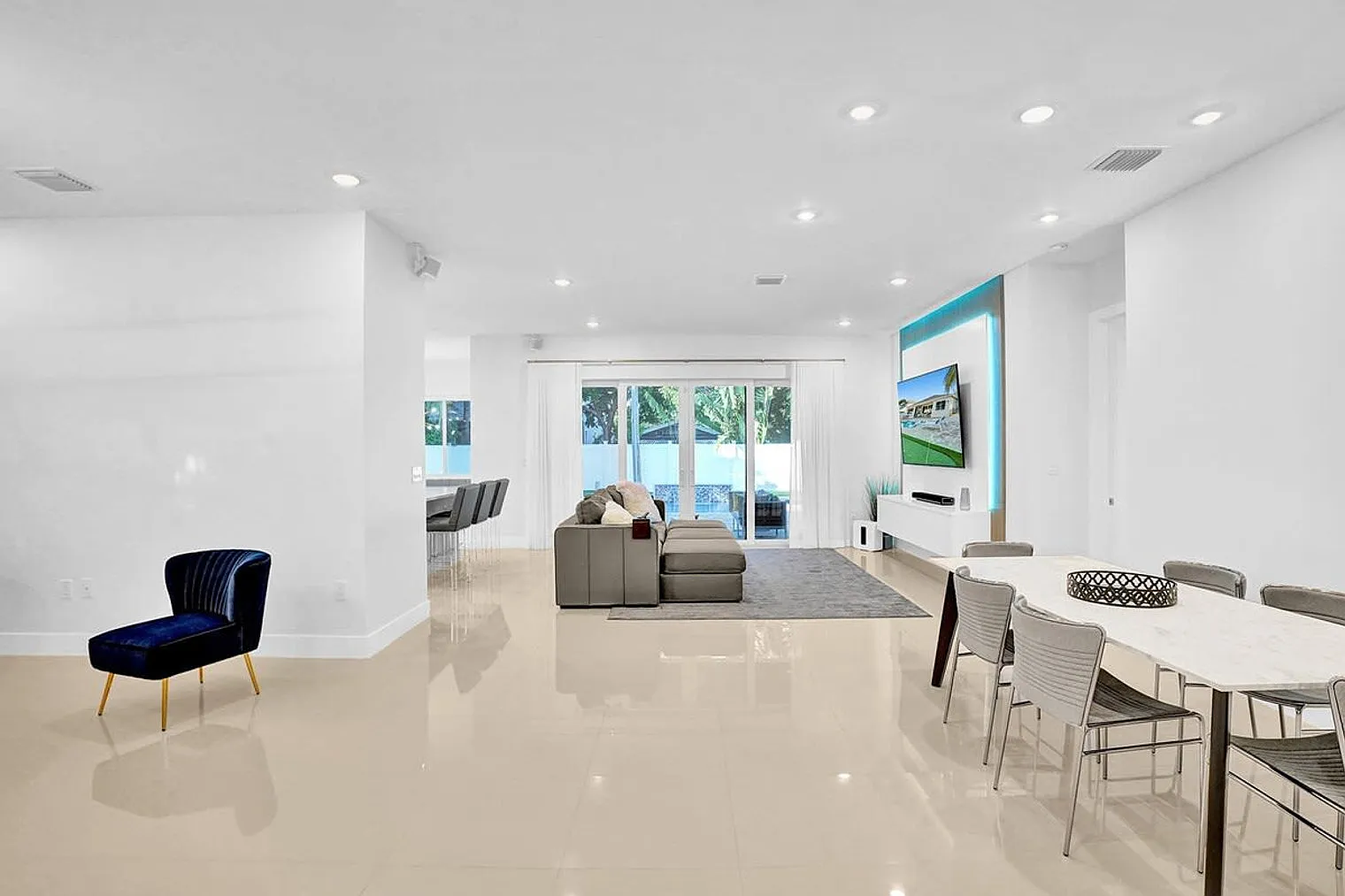 4 bed, 3.0 bath, 2486 sqft, $7,524 — Photo 4