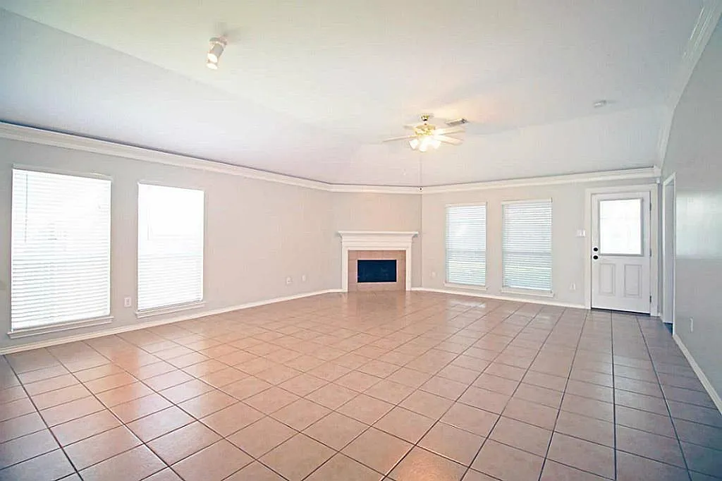 3 bed, 2.0 bath, 1758 sqft, $2,175 — Photo 4