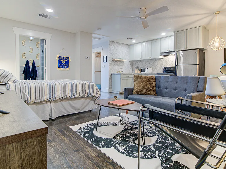 5411 Avenue H #B — Photo 8