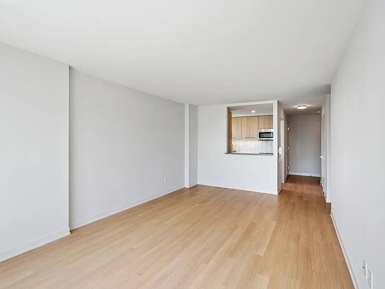 Columbus Cir #N20F — Photo 7