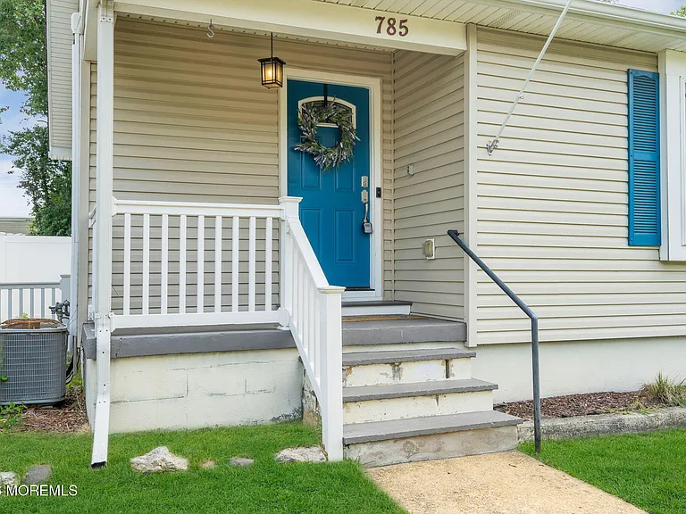 785 Garfield Ave — Photo 3