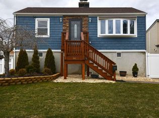 94 Polk St, Freeport, NY 11520
