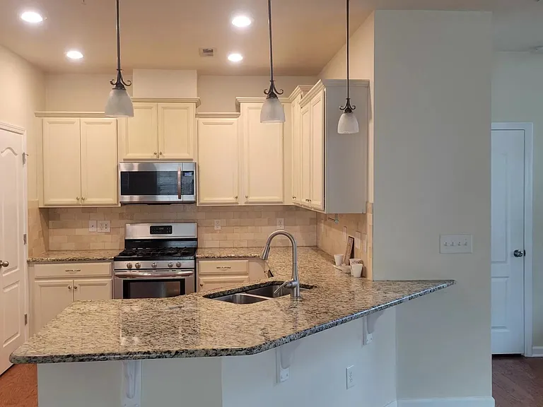 107 Dellbrook Streetunit E — Photo 7
