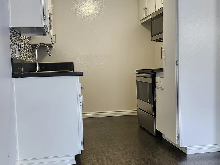 13751 Oxnard St #106 — Photo 18