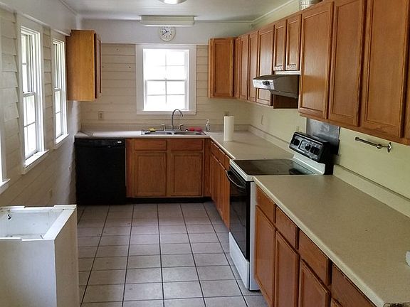 3rd image of 127 Lennox Rd