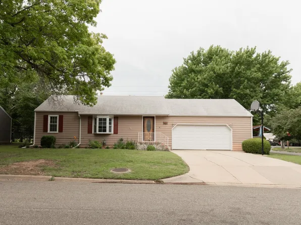 821 Westridge Dr, Newton, KS 67114