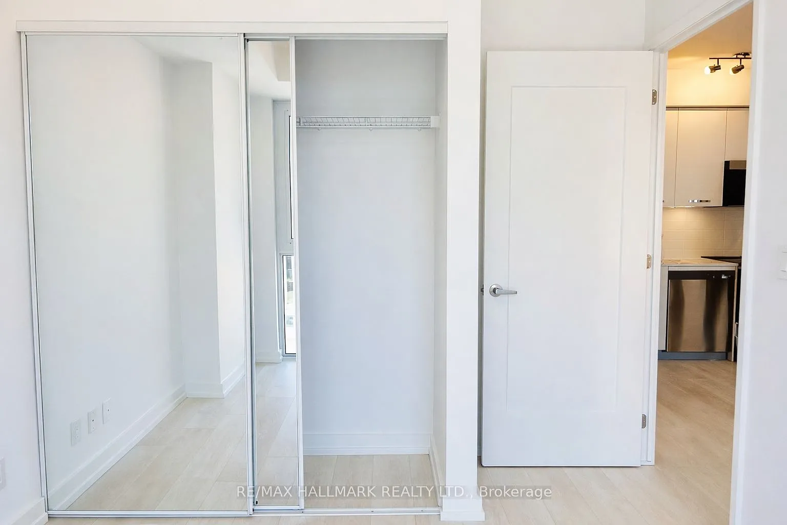 75 James Condos — Photo 4