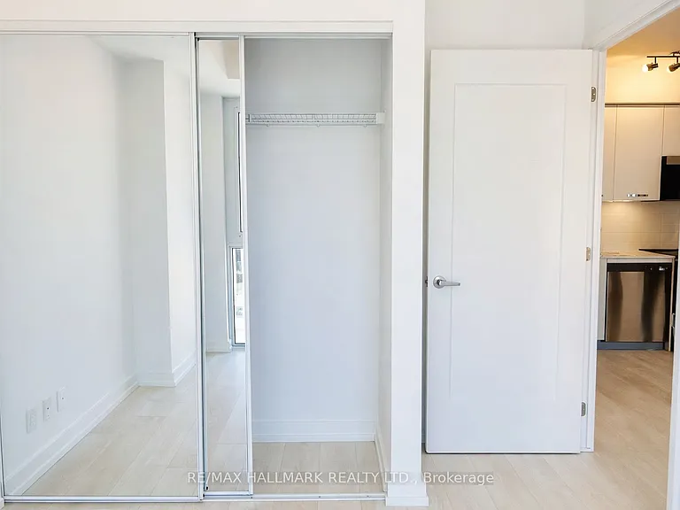 75 James St S #713 — Photo 4