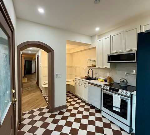 4th image of 212 Weirfield St Floor 1