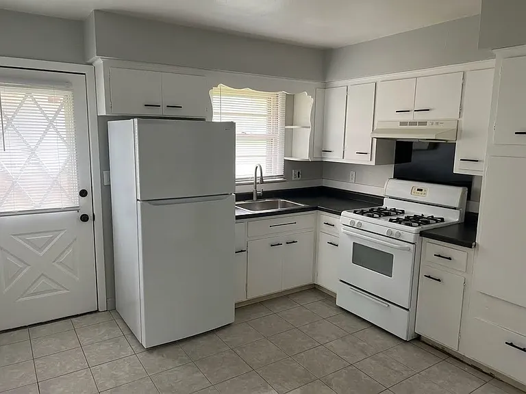 2429 Jonathan Ave — Photo 5