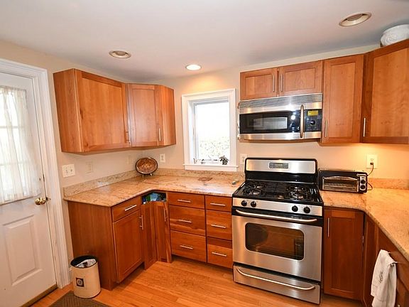 3rd image of 51 Middle St #B