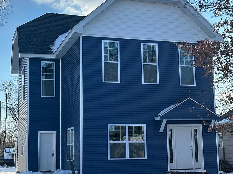 1915 Poplar St — Photo 1