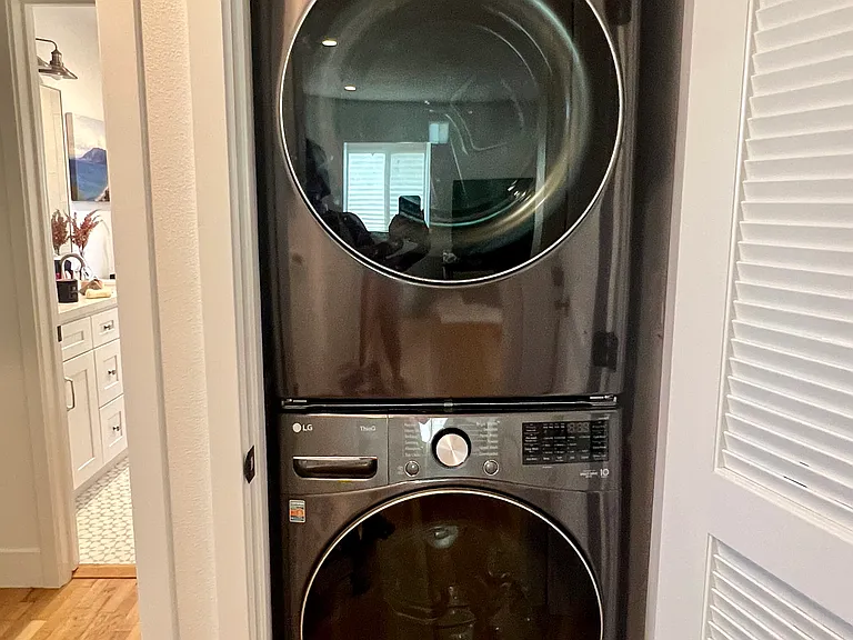 Laundry: Full-sized LG washer and dryer